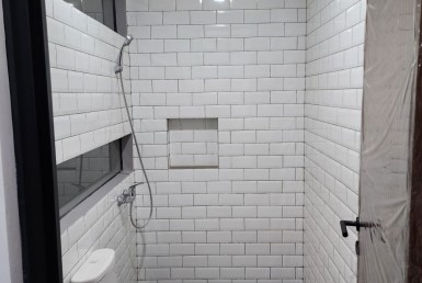 Bathroom (lt 1)